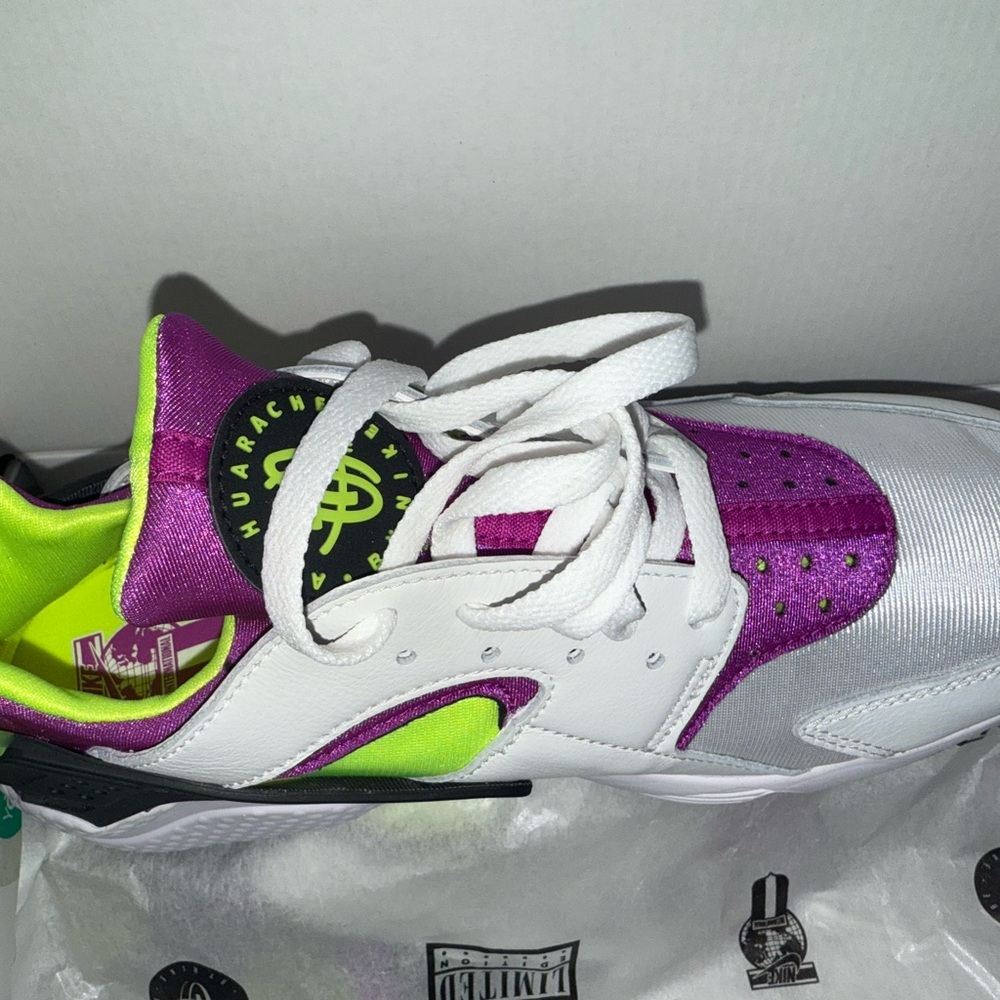 Nike White and Purple Athletic Shoes for Enhanced Performance